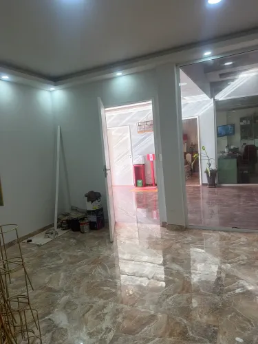 Salas e loja de frente