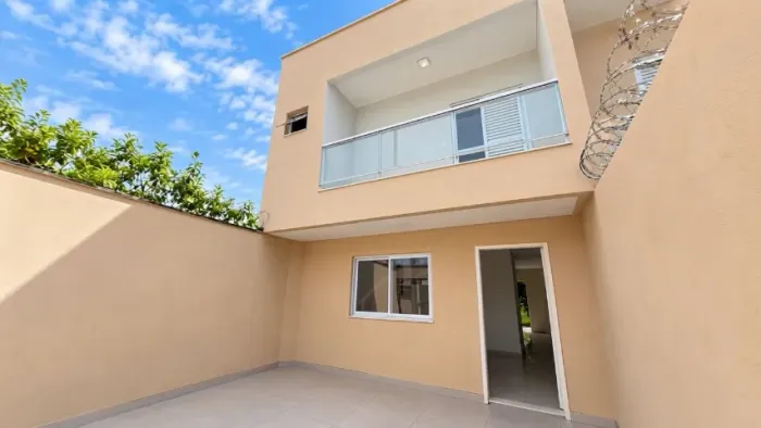 Sobrado a venda no Bairro Laranjeiras, 02 Suites, 90m² de construção em terreno de 125m²