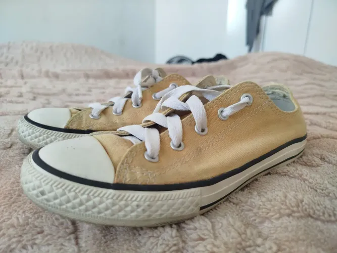 ALL Star amarelo clássico. Tam 34