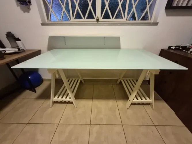 Mesa de vidro para escritório, com cavaletes de madeira