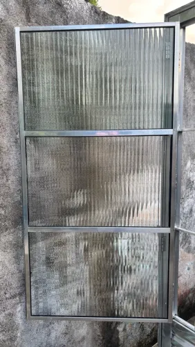 Porta de Alumínio com janela em vidro 85x2,10