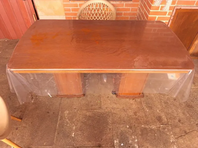 Mesa de madeira, comprimento 155 cm, largura 85 cm, altura 80 cm.
