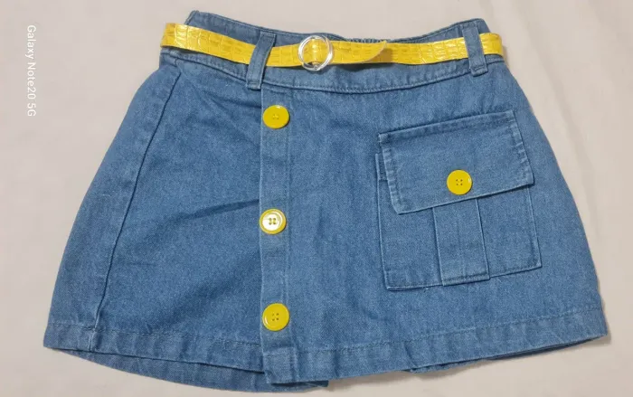 Linda Saia Jeans Infantil com Cinto Amarelo - Estilo e Charme!