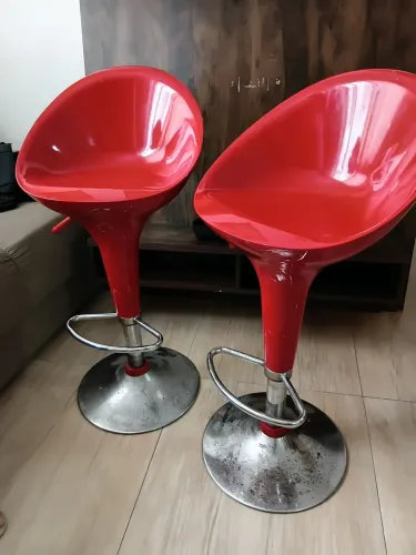 2 banquetas vermelhas