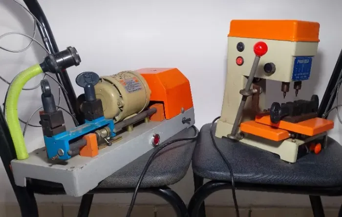 Duas Máquinas de Copiar Chaves Profissionais