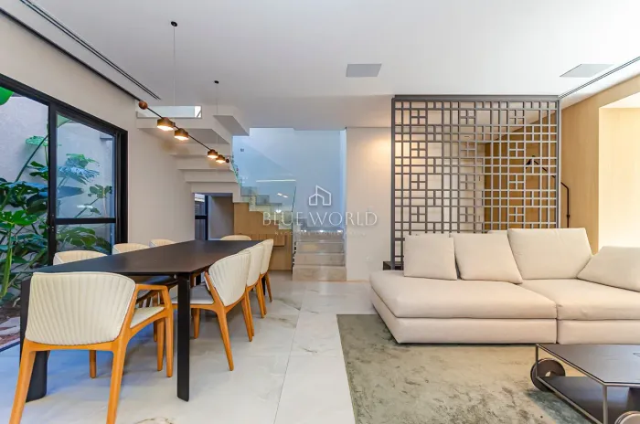 Casa em condomínio fechado com 3 suítes e 3 vagas no Mercês
