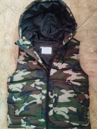 colete infantil acolchoado com estampa camuflada e capuz da marca Zara - tamanho 8-9 anos