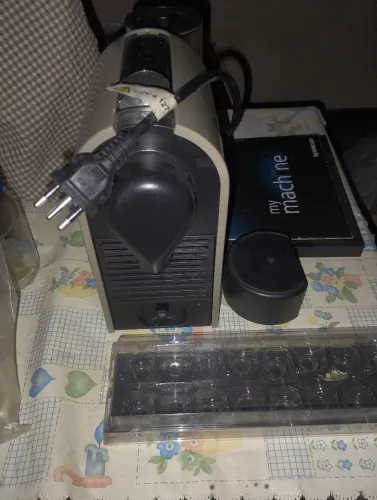 Vendo máquina de café Nespresso,semi-nova,para vender rápido.