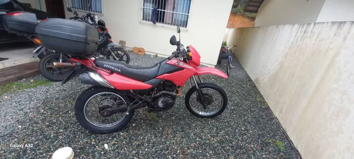 Vendo bros 150 com freio a disco , moto boa por 7200 , mil reais abaixo da FIPE. 