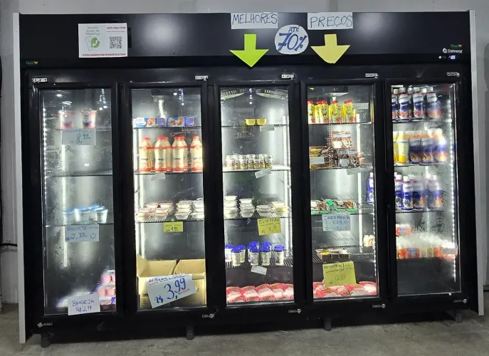 VENDO (2) geladeira preta com 5 portas e 2 motores forçados 220v.