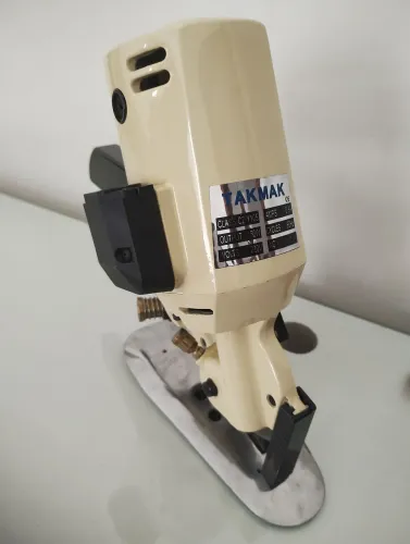 MAQUINA INDUSTRIAL DE CORTAR TECIDO 220 V  ACOMPANHA CONVERSOR 110 V 