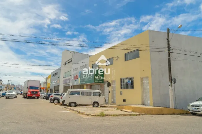 Apresentamos a você este prédio comercial recém-reformado, estrategicamente situado em uma