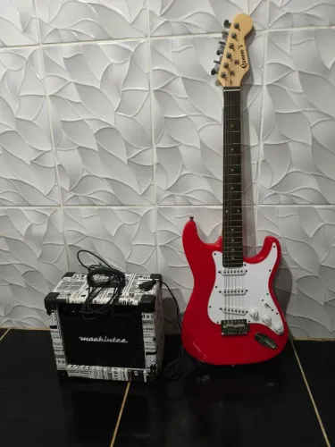 Guitarra Stratocaster, semi nova, pouco tempo de uso 