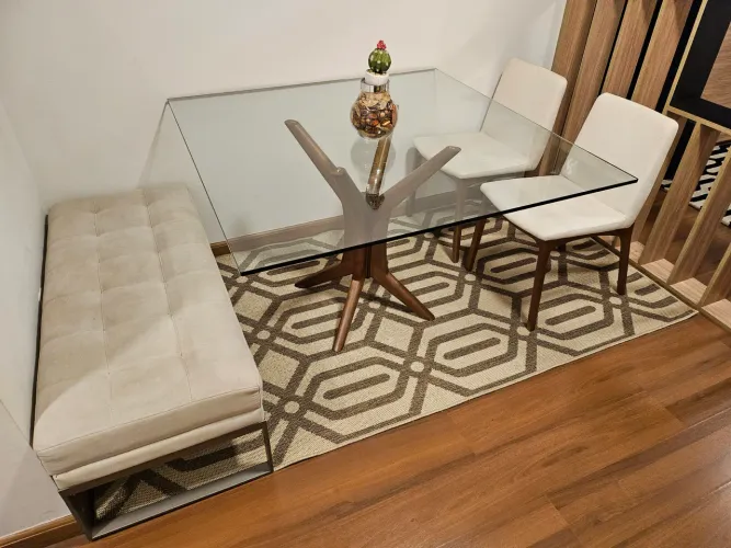 Sala de jantar premium, mesa, cadeiras, banco e tapete