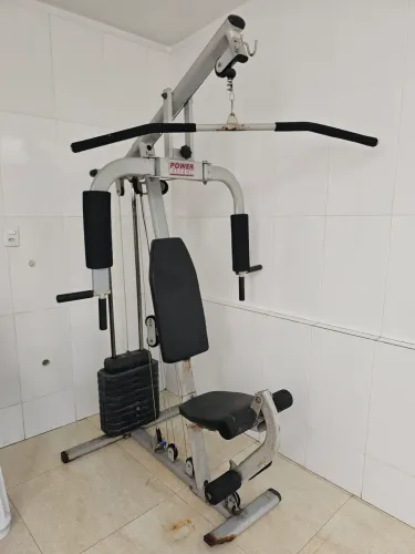 Estação de musculação com avaria