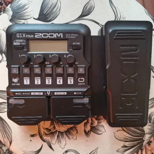 Pedaleira guitarra Zoom G1X four
