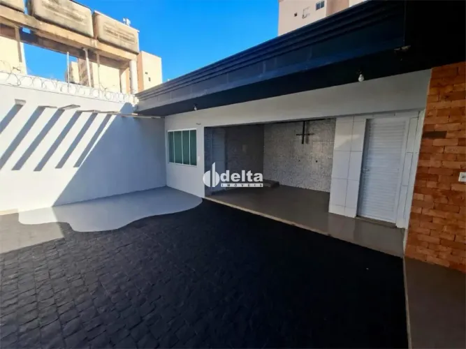 Casa com 3 quartos sendo 1 suíte disponível para venda no bairro Martins em Uberlândia-MG
