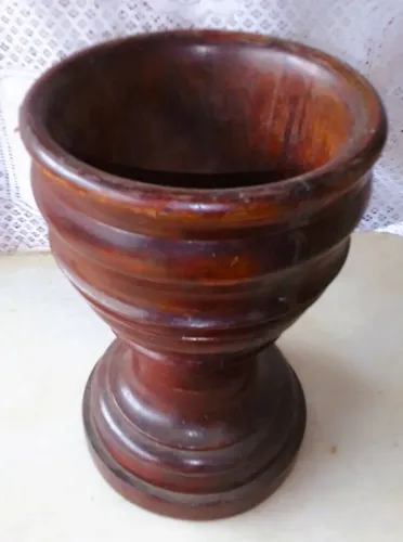 Grande pilão único bloco madeira escurecida base arrendondada corpo em gomos *Sem socador