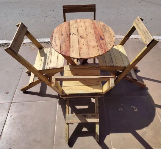 CONJUNTO ARTESANAL DE MESA COM CADEIRAS ( PALLETS )