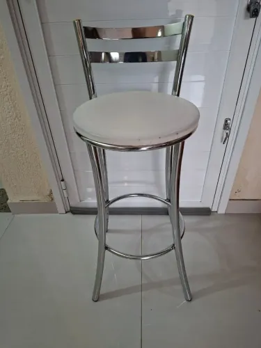 3 Banquetas altas brancas