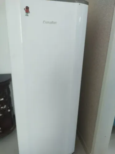 Vendo geladeira Esmaltec em ótimo funcionamento