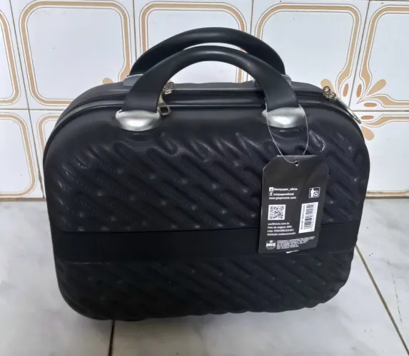Maleta nova com etiquetas