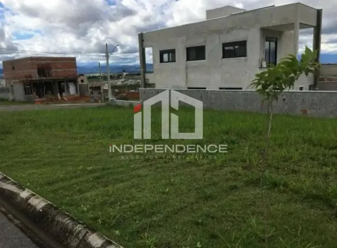 Terreno à venda, de esquina no Condomínio Malibu, 332 m², Caçapava, SP