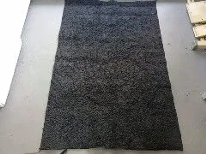 Tapete preto semi novo...