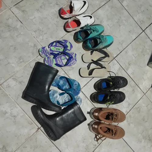 Vendo estes pares de sapatos.