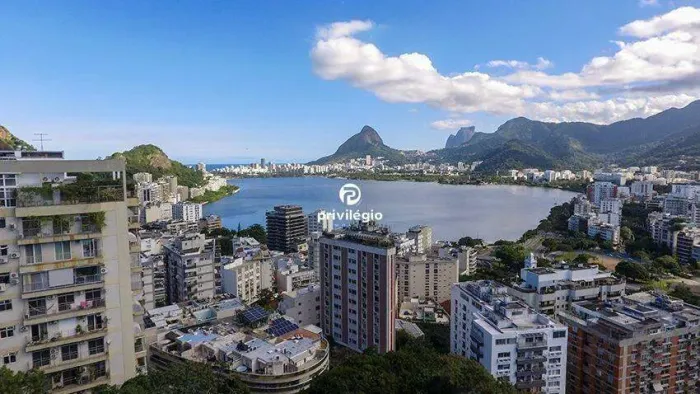 Casa de alto padrão com 4 quartos