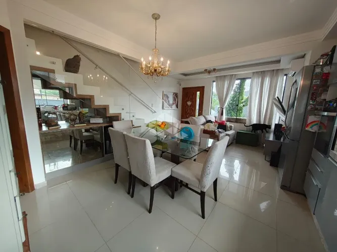 CASA SOBRADO COM 3 DORMITÓRIOS, SENDO 1 SUÍTE EM SÃO JOSÉ SC, BAIRRO FORQUILHAS À VENDA.