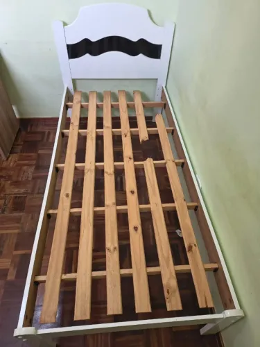 Cama de solteiro branca e preta com cabeceira em bom estado