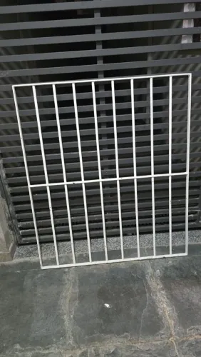 Grade de ferro pintada 