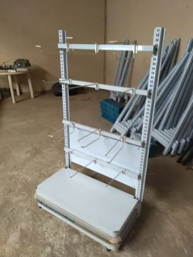 Expositor de mercadorias com ganchos, USADO ENTREGA dentro de Uberlândia MG 