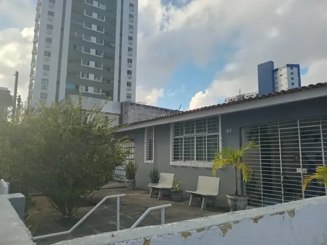 Casa na Madalena, 250m² de área constr, terreno 420m², 4 qts (2 suítes, wcsoc, DCE