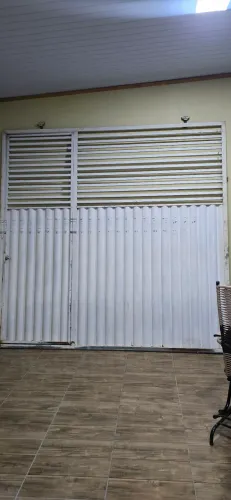 Vende-se portão em ferro sem nenhum defeito. chamar no WhatsApp, *. Manaus.