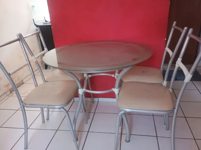 Vendo mesa + cadeiras
