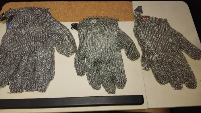 Luva de malha de aço para manuseio em cozinha.( CADA LUVA R$ 300,00) NEGOCIO VALOR)