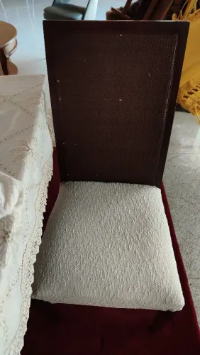 Vende-se mesa de jantar com 6 cadeiras.