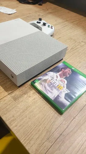 Xbox One S 1TB Praticamente Novo - Muito Conservado + Jogo