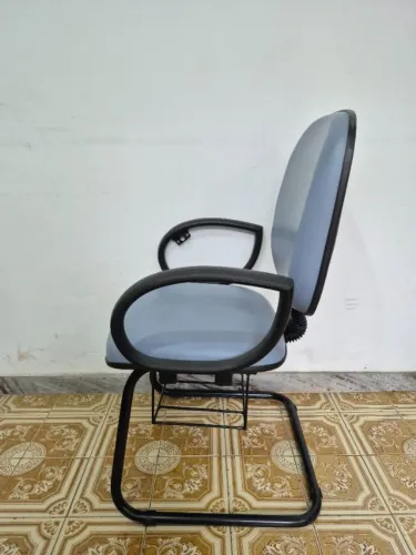 Cadeira Poltrona Diretor Riazor Fixa Almofadada em Courino Cinza com Porta Livros Usada