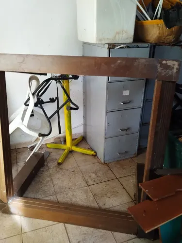 Pe de mesa de madeira