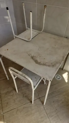 Mesinha infantil de ferro com 2 cadeirinhas
