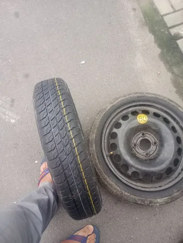 Pneus da GM um aro 15 e outro 16