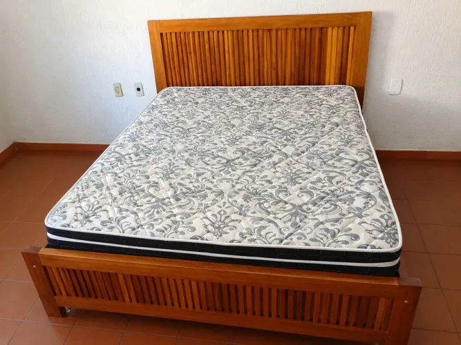 Cama casal em madeira com colchão
