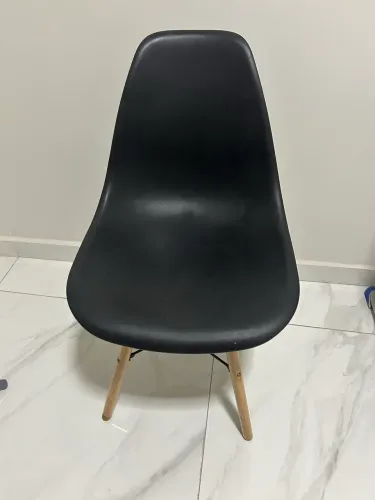 Cadeira Eames semi nova