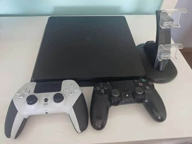 Console PS4 semi novo  slim preto 1 TB com dois controles e um carregador de controle