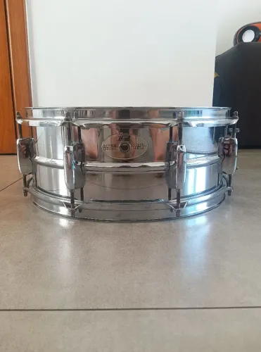 ## Caixa de bateria Pearl Mirror Chrome 14x5,5, impecável, totalmente funcional e original