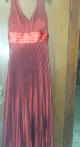 Vestido bordô plissado com echarpe