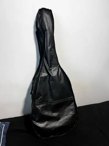Violão cordas quebradas
